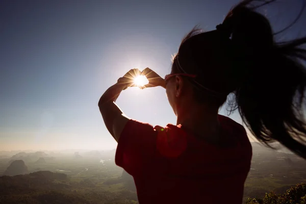 Mulher Mãos Fazendo Forma Coração Contra Céu Nascer Sol — Fotografia de Stock
