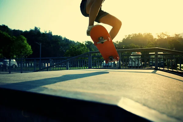 Skateboarder Skateboarding Skatepark Durante Noche Verano —  Fotos de Stock