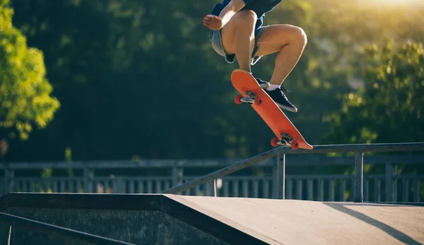 Skateboarder Σκέιτμπορντ Στο Skatepark Καλοκαίρι Βράδυ Κατά Διάρκεια — Φωτογραφία Αρχείου