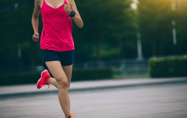 Junge Läuferin Sportlerin Joggt Und Läuft Urbanen Training — Stockfoto