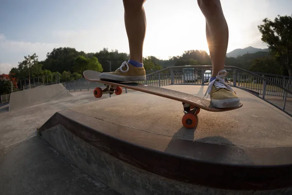 Bijgesneden Afbeelding Van Skateboarder Met Skateboard Skatepark — Stockfoto