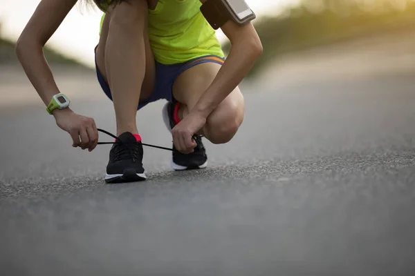 Deportista Atando Cordón Zapatos Antes Correr Calle Ciudad — Foto de Stock
