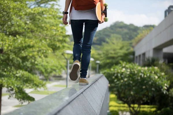 Mujer Joven Caminando Borde Muro Construcción Urbana Ciudad Fotos de stock