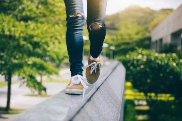 Jeune Femme Marchant Sur Bord Mur Bâtiment Urbain Ville Image En Vente