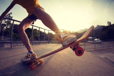 Kaykaycı skatepark rampa üzerinde kaykay görüntü kırpılmış