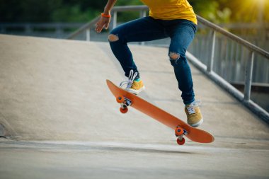 Kaykaycı skatepark kaykay görüntü kırpılmış 