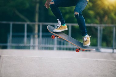 Kaykaycı skatepark rampa üzerinde kaykay görüntü kırpılmış