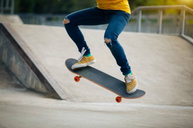Kaykaycı skatepark rampa üzerinde kaykay görüntü kırpılmış