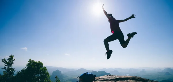 Jovem Mulher Mochileiro Saltando Topo Montanha — Fotografia de Stock