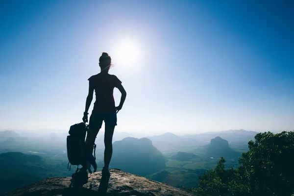 Succesvolle Vrouw Wandelaar Met Rugzak Top Van Berg Zonsopgang — Stockfoto