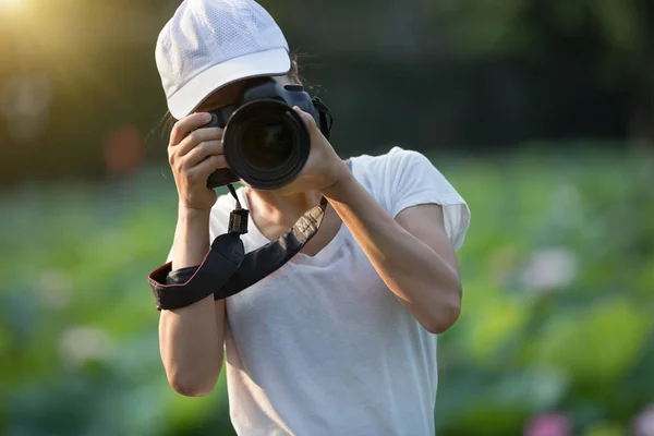 Kvinnlig Fotograf Att Bilder Med Professionell Foto Kamera Utomhus — Stockfoto