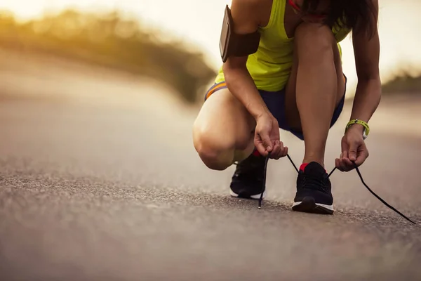 Sportlerin Bindet Schnürsenkel Bevor Sie Auf Stadtstraße Läuft — Stockfoto