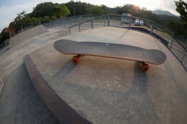 skatepark rampa üzerinde kaykay, görünümü Kapat