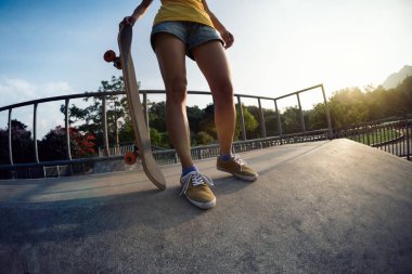 kaykaycı skatepark rampa üzerinde kaykay