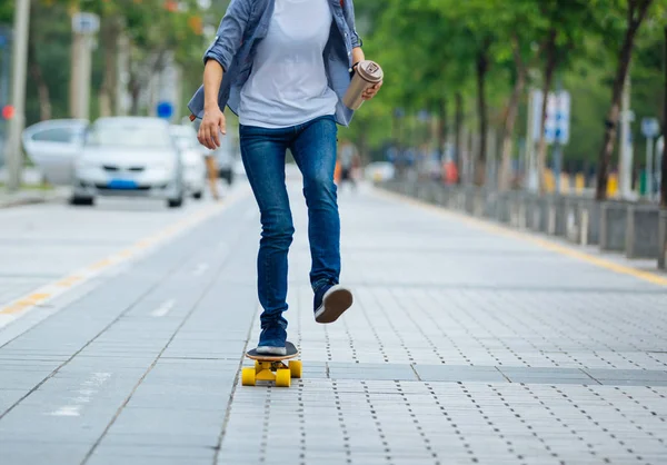 Mulher Skate Com Xícara Café Mão Rua Cidade — Fotografia de Stock