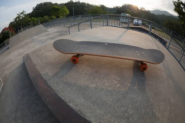 Skateboard Auf Skatepark Rampe Nahsicht — Stockfoto