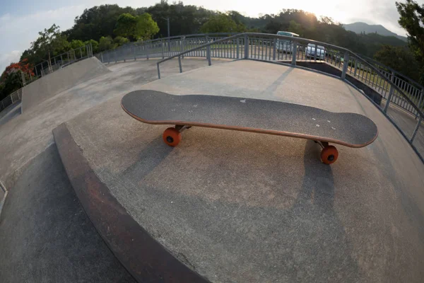 Planche Roulettes Sur Rampe Skatepark Vue Rapprochée — Photo