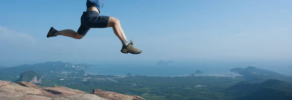 Jovem Mulher Pulando Pico Montanha Borda Penhasco — Fotografia de Stock