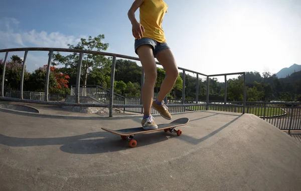 Skateboardista Skateboarding Rampě Skatepark — Stock fotografie