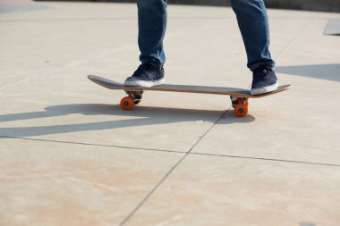 kaykaycı bacaklar skatepark üzerinde kaykay