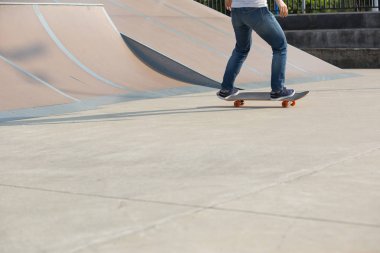 kaykaycı bacaklar skatepark üzerinde kaykay