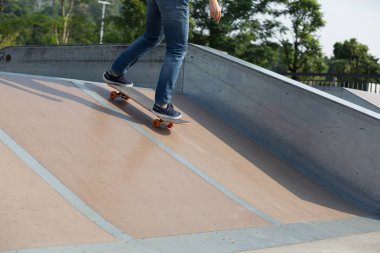 kaykaycı bacaklar skatepark üzerinde kaykay