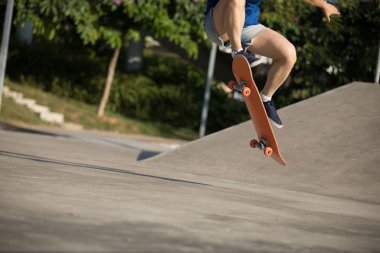 kaykaycı skatepark rampa üzerinde kaykay