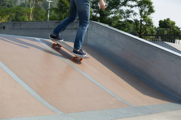 Skateboarder Beine Skateboarden Auf Skatepark — Stockfoto