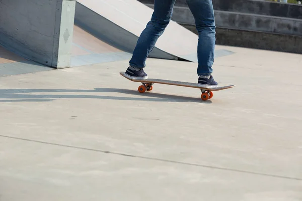 Skateboarder Jambes Skateboard Sur Skatepark — Photo