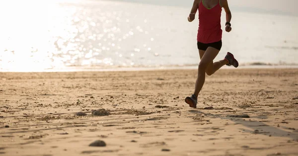 Νέοι Γυμναστικής Αθλήτρια Που Τρέχει Στην Παραλία — Φωτογραφία Αρχείου