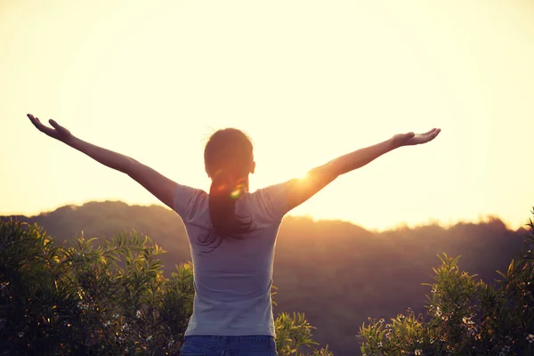 Свобода Женщина Подняла Руки Восхода Солнца Вершине Горы Утром — стоковое фото
