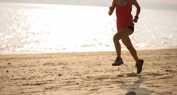 Joven Fitness Corredor Femenino Corriendo Playa — Foto de Stock