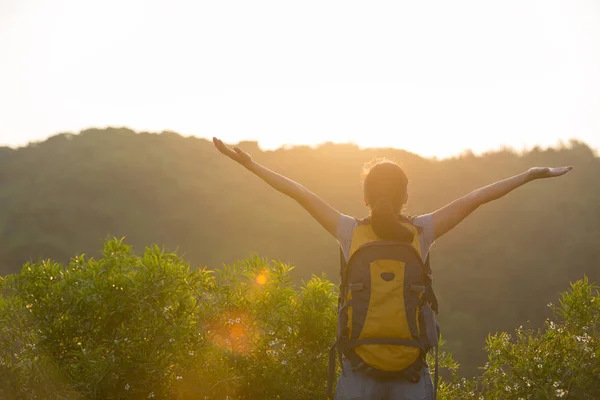 Jublande Kvinna Hiker Njuter Den Vackra Utsikten Sunrise Bergstopp — Stockfoto