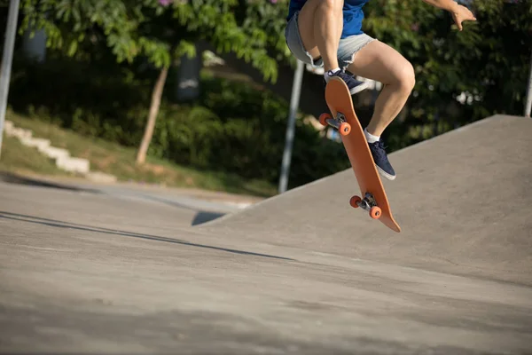 Skateboarder Skateboard Sulla Rampa Skatepark — Foto Stock