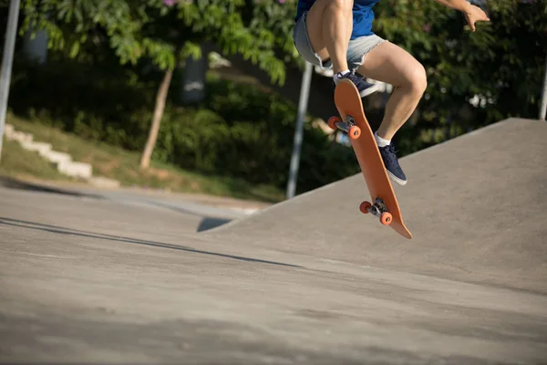 Skater Skateboarding Rampie Skatepark — Zdjęcie stockowe