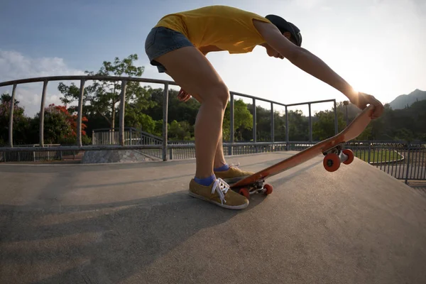 Skateboarder Skateboard Sulla Rampa Skatepark — Foto Stock