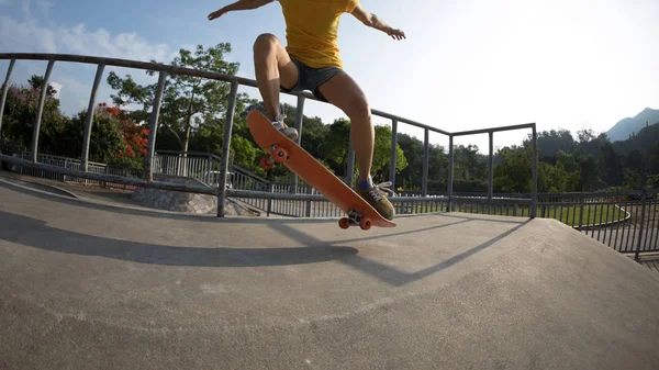 Skateboarder Σκέιτμπορντ Στο Skatepark — Φωτογραφία Αρχείου