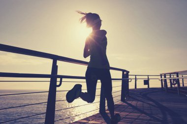 sportif genç fitness kadın kıyısında çalıştıran