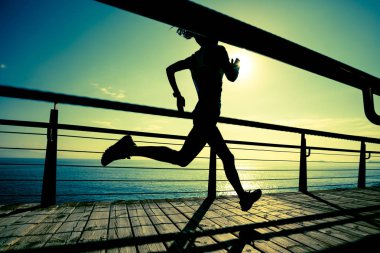 sportif genç fitness kadın kıyısında çalıştıran
