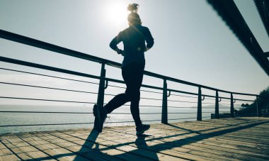 sportif genç fitness kadın kıyısında çalıştıran