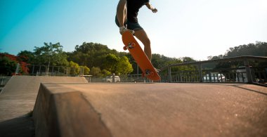 kaykaycı skatepark rampa üzerinde kaykay