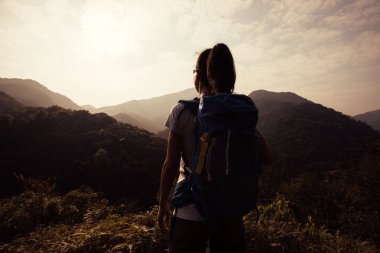 kadın backpacker sabah dağ Vadisi üzerinde manzarayı