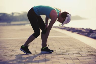 kadın atlet spor diz yaralanması koşma ile 