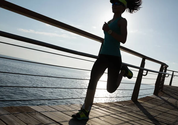 Sportowa Biegaczka Fitness Biegająca Nadmorskiej Promenadzie Podczas Wschodu Słońca — Zdjęcie stockowe