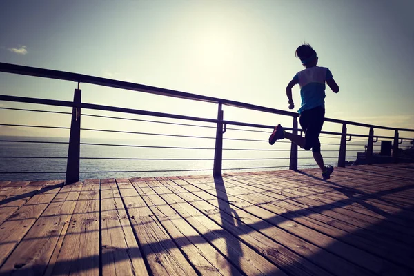 Sportliche Fitness Läuferin Läuft Bei Sonnenaufgang Auf Strandpromenade — Stockfoto