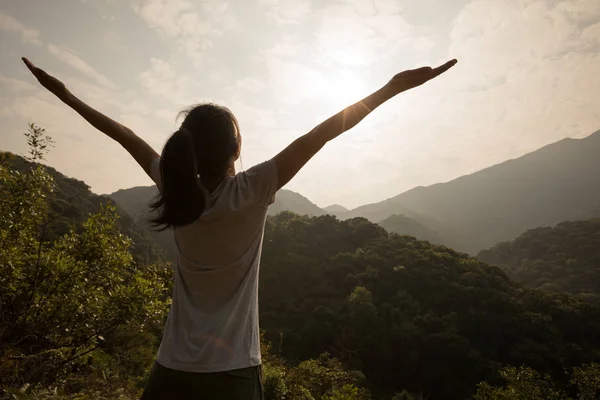 Szczęśliwa Kobieta Piękny Widok Dolinę Góry Rano — Zdjęcie stockowe