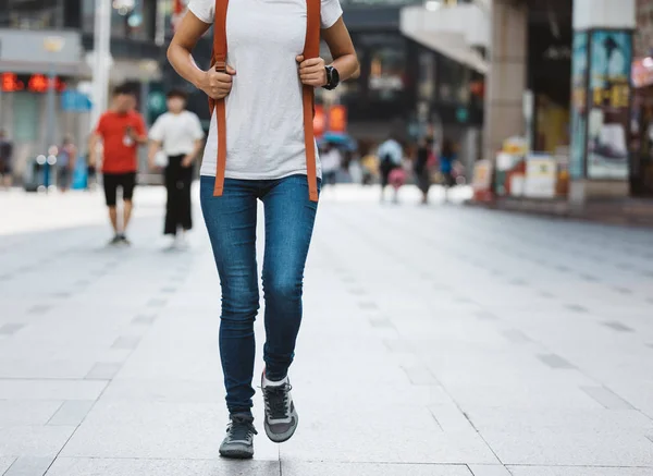 Jeune Femme Marchant Dans Ville Moderne — Photo