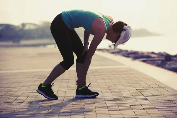 Mujer Corredor Con Deportes Corriendo Lesión Rodilla —  Fotos de Stock