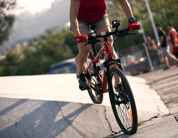 Mujer Freerider Montar Por Rampas Deportes Estilo Vida Extremo Activo — Foto de Stock