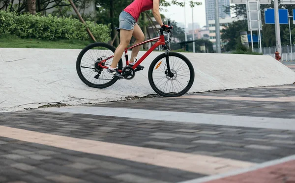 Mujer Freerider Montar Por Rampas Deportes Extremos Concepto Estilo Vida — Foto de Stock